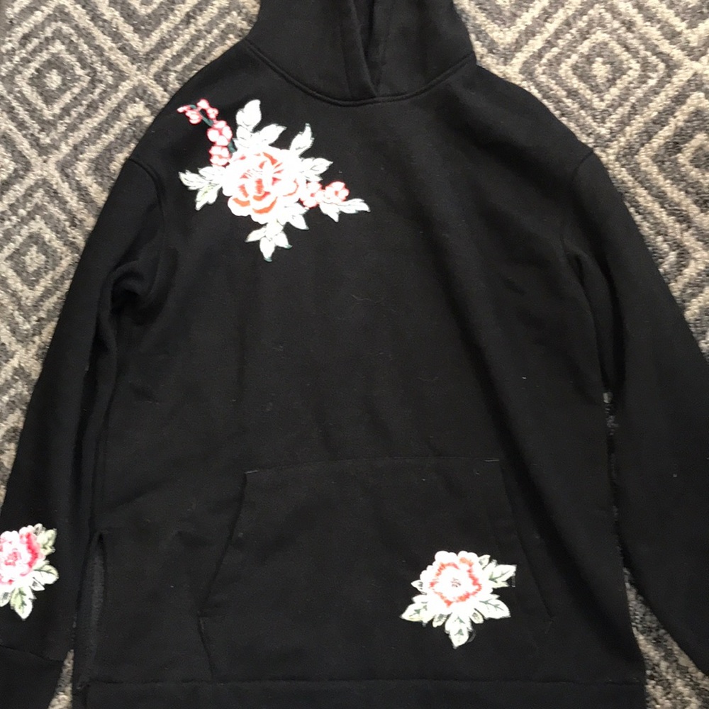 Really cool and comfy hoodie w/flower embroidery